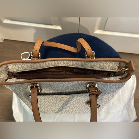 NEW MICHAEL Michael Kors Signature Top-Handle Zipper Tote - Picture 7 of 11